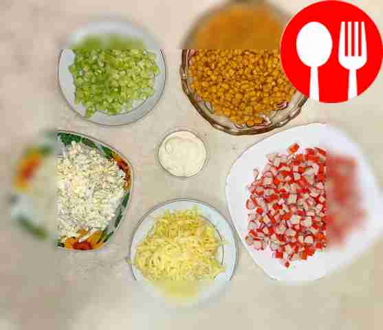 Огурец очистите и нарежьте мелкими кубиками...