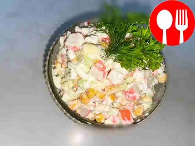 Подавайте салат в индивидуальных тарелках....