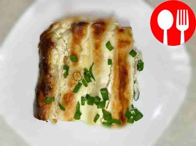 Блинный пирог с куриным филе и грибами