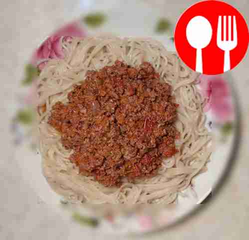 Спагетти с соусом болоньезе, чили и орегано