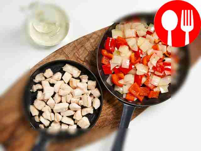 Очистите и подготовьте овощи и курицу. Куриные...