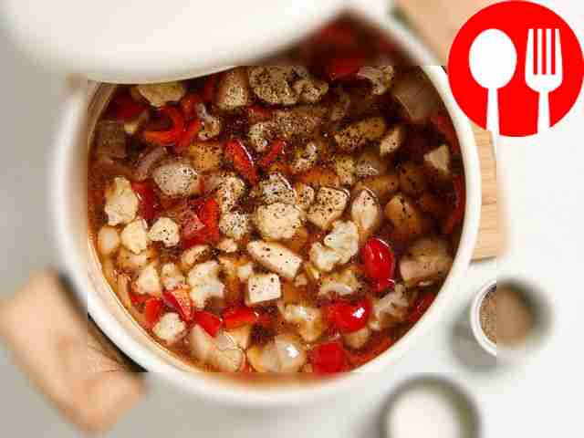 Соедините ингредиенты и приготовьте рагу. В...