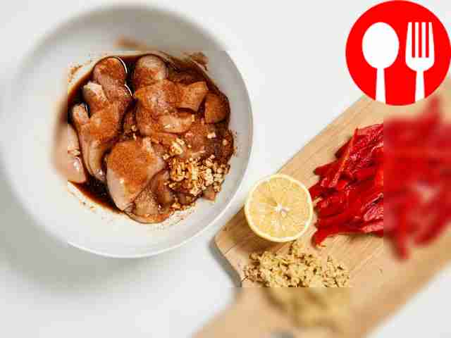 Замаринуйте курицу: смешайте соевый соус,...