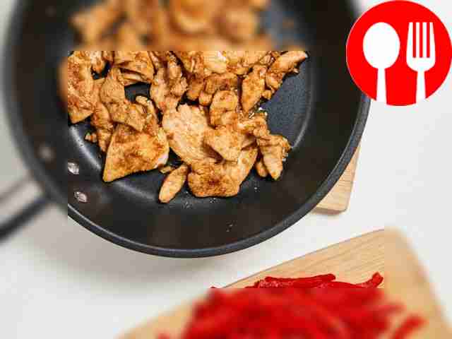 Обжарьте курицу. Разогрейте сковороду и влейте...