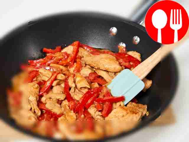 Доведите курицу до готовности. В сковороду...