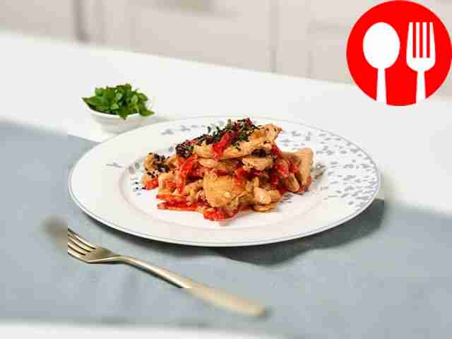 Подавайте курицу в китайском стиле, украсив её...