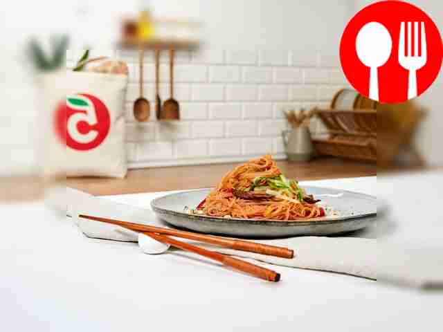 Говядина с салатом и лапшой