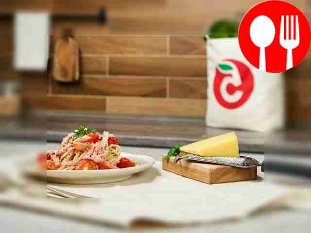 Паста с ветчиной и помидорами с сыром