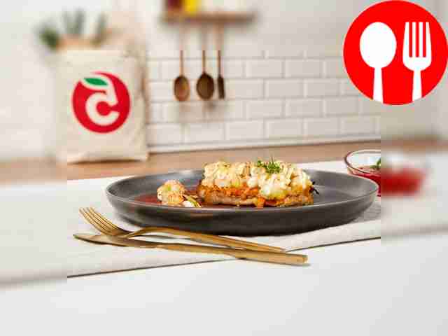 Отбивная с цветной капустой с зеленым луком