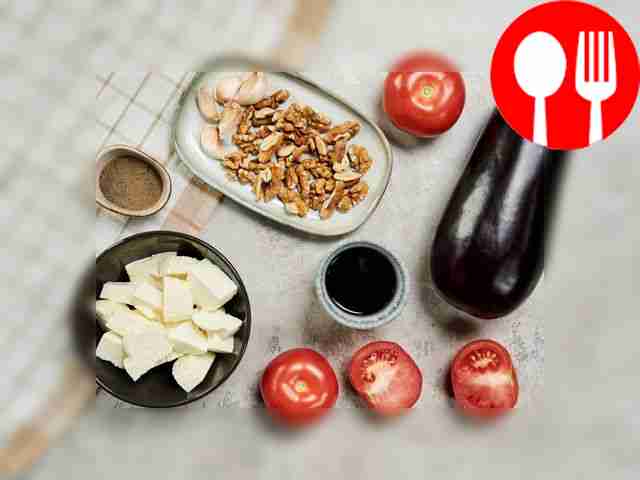 Промойте баклажаны и нарежьте их на бруски....