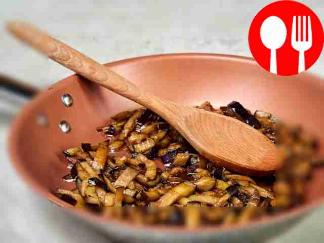 Обжарьте баклажаны. Разогрейте сковороду на...