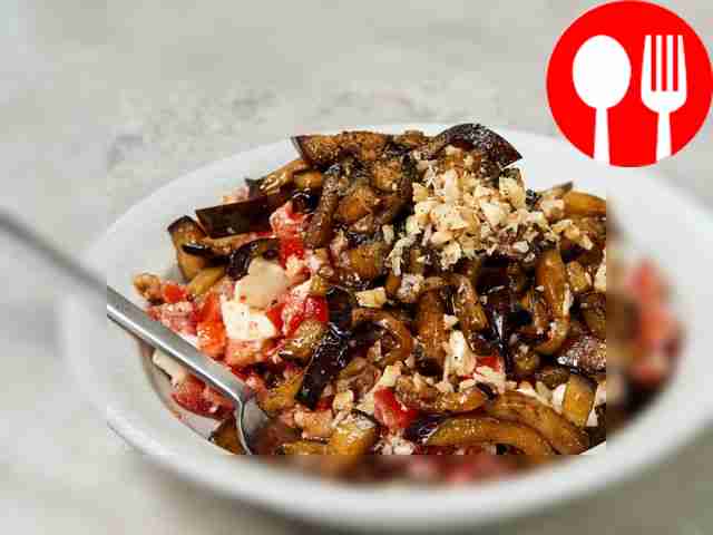 Сложите ингредиенты в салатник. В большой...