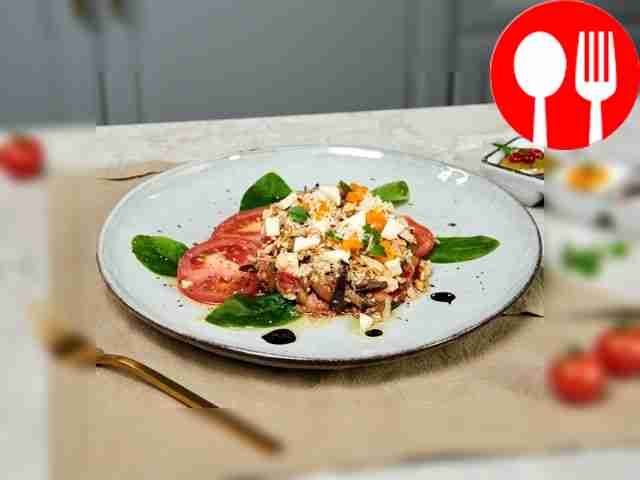 Подавайте салат сразу после приготовления и...