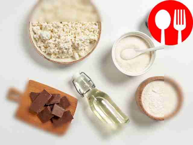 Помойте яйцо, просейте муку и разломайте...