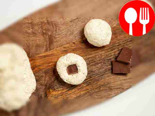 Приготовьте сырники. Соедините творог с яйцом,...