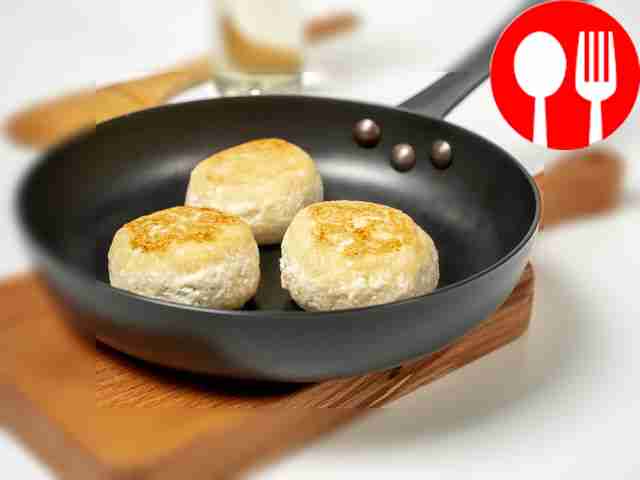 Поджарьте сырники. Разогрейте на сковороде...