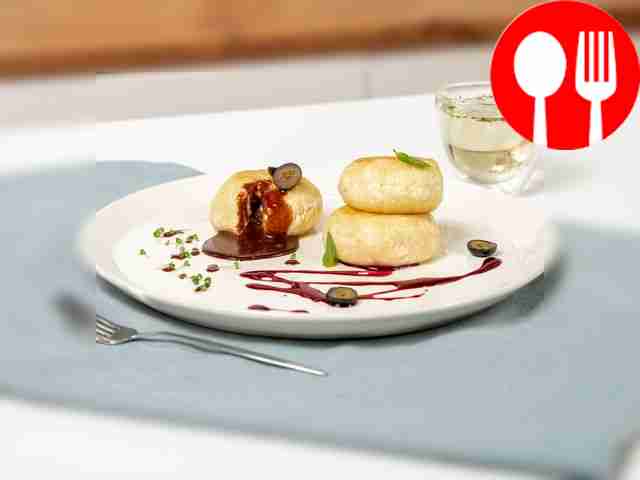 Подавайте творожные сырники с шоколадом,...