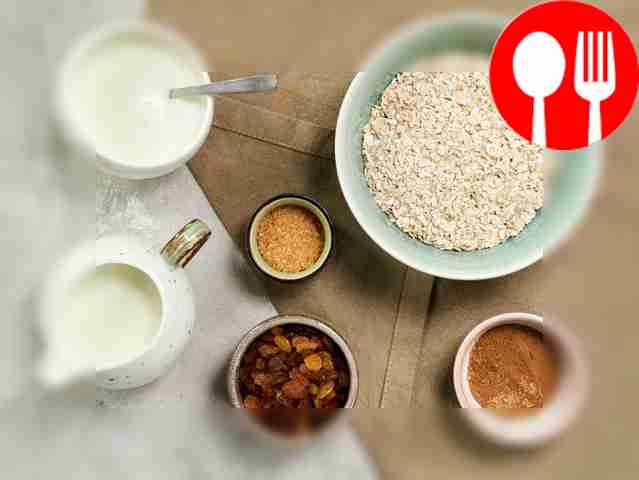 Хорошо промойте изюм и тщательно обсушите его...