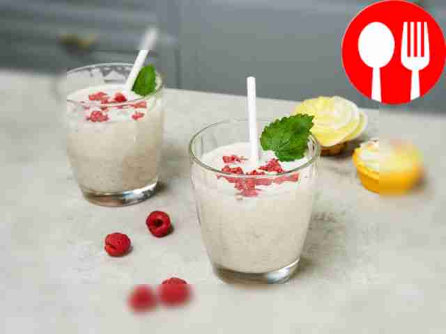 Разлейте готовый смузи со вкусом овсяного...