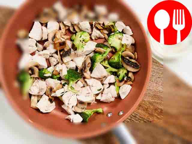 Приготовьте начинку. Обжарьте брокколи и...