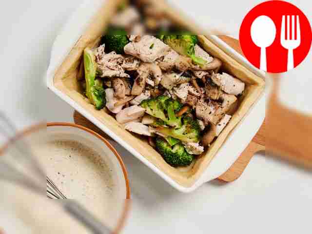 Приготовьте пирог. Венчиком смешайте сливки,...