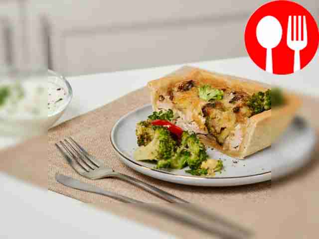 Подавайте лоранский пирог с курицей, грибами и...