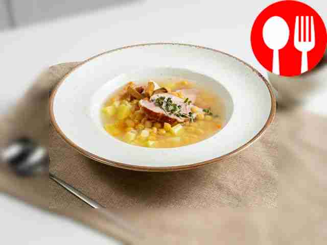 Суп гороховый с куриным мясом и копченостями