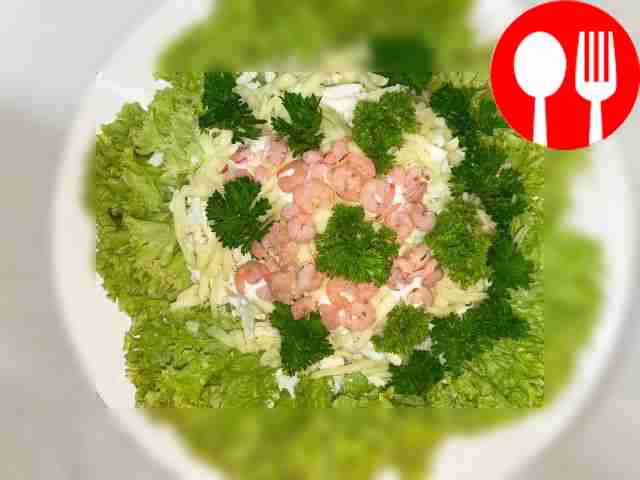 Слоеный салат Цезарь с крабовыми с креветками и крабовыми палочкам