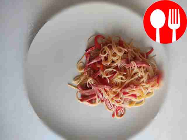 Макароны с колбасой в сладком томатном соусе