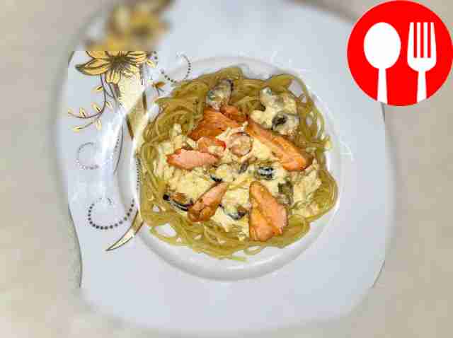 Паста под соусом бешамель с морепродуктами и семгой
