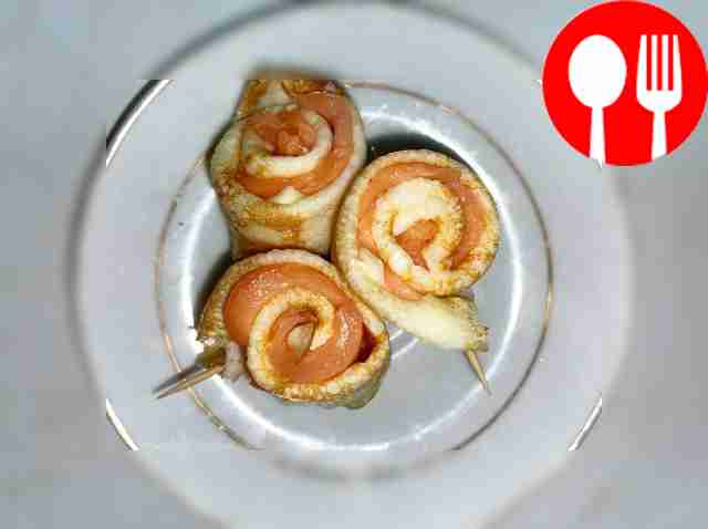 Розочки из блинов с красной рыбой