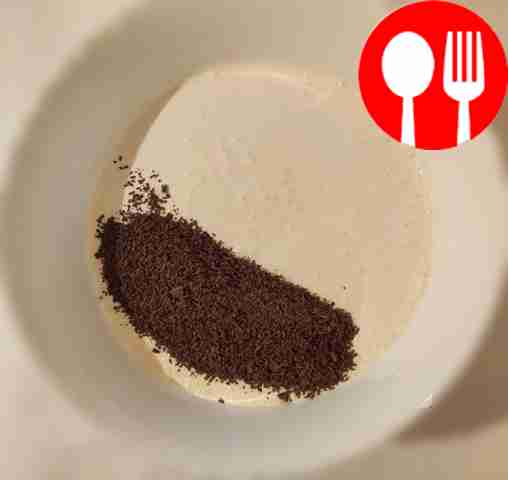 В глубокую миску вылейте сливки. Взбейте их...