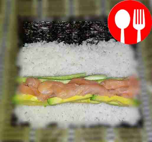 На блюде выложите сливочный сыр при помощи...