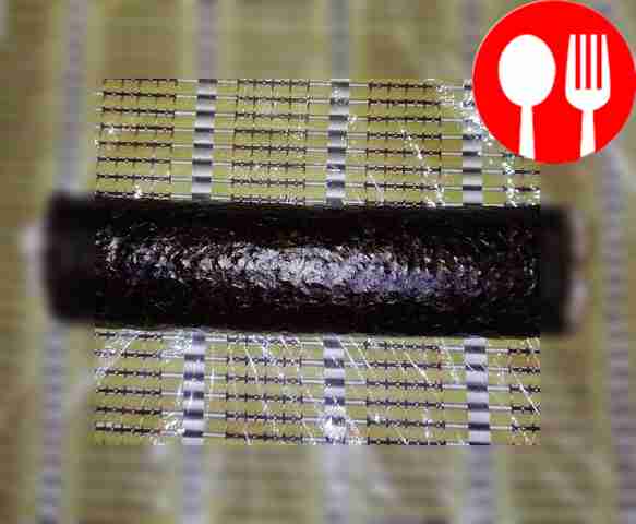 Постепенно подгибая край внутрь, сформируйте...