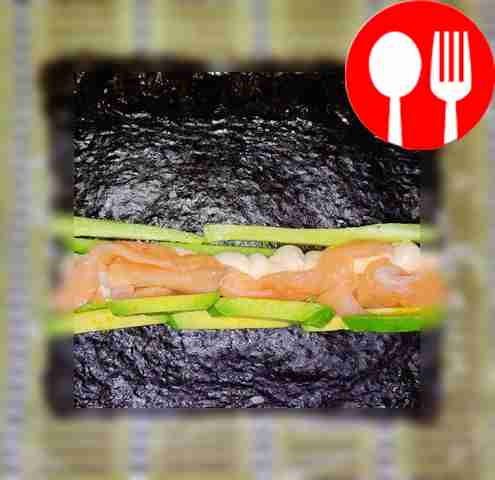 Приготовьте роллы с икрой. На коврик разложите...