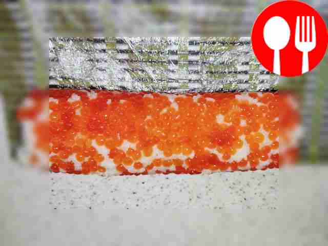 С помощью коврика сверните плотный ролл. В...