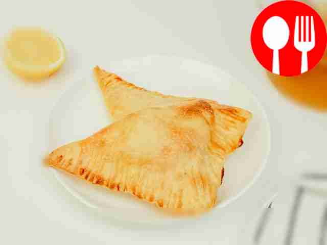 Garnish with thin slices of lemon and powdered sugar.