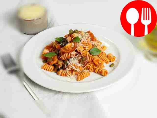 Pasta with tuna and tomato sauce