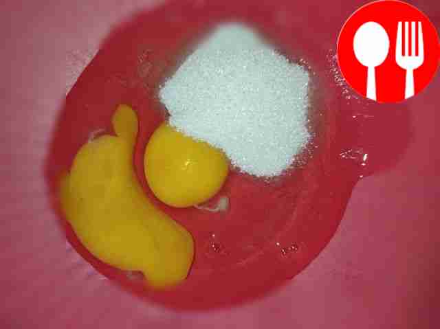 Beat eggs into a deep container, add sugar.