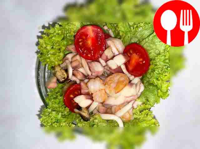 Салат с королевскими креветками, мидиями, кальмарами и сурими