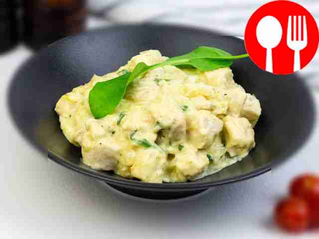 Chicken fillet in sour cream sauce with garlic