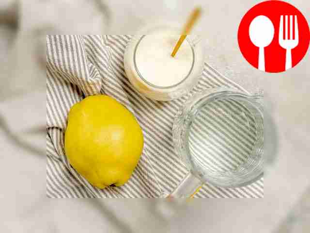 Айву тщательно промойте, очистите и нарежьте...