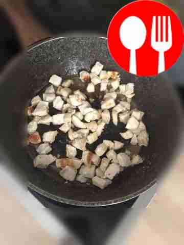 Помойте куриную грудку, нарежьте кубиками и...