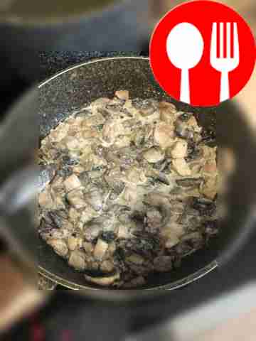 Добавьте сливки и недолго прогрейте их на слабом огне.