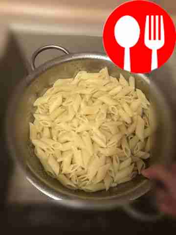 Слейте воду, пропустив макароны через дуршлаг.