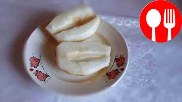 Rinse the pear and cut out the core.