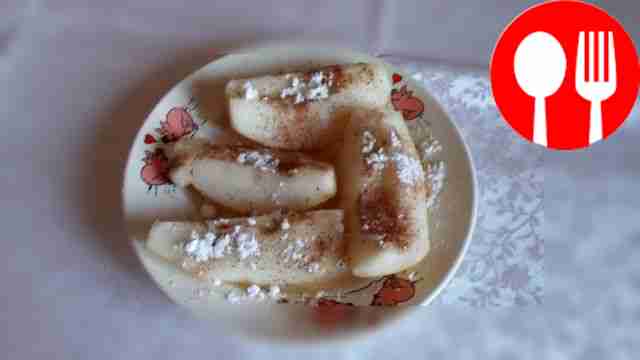 Pear with cinnamon and powdered sugar in the microwave