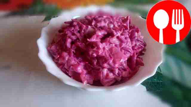 Салат из свеклы и маринованного огурца с жареным луком