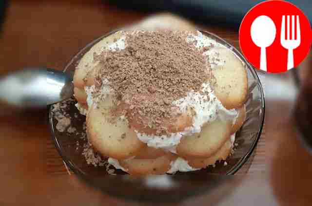 Sour cream cake with bananas