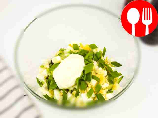 После огурца нарежьте лук и яйца. Добавьте...